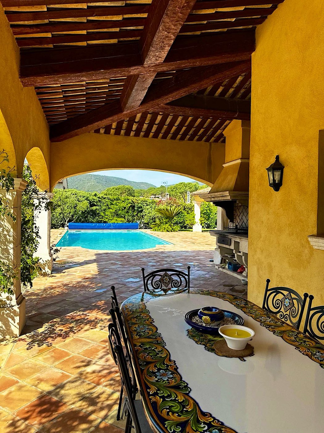 Villa Cigale : la table sous les arcades face à la piscine