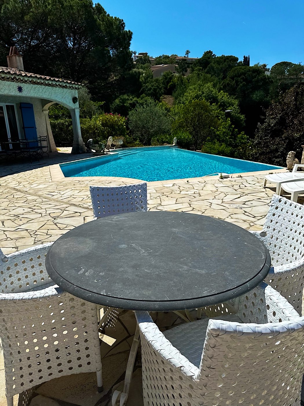 Villa Azur : la piscine à débordement face aux collines