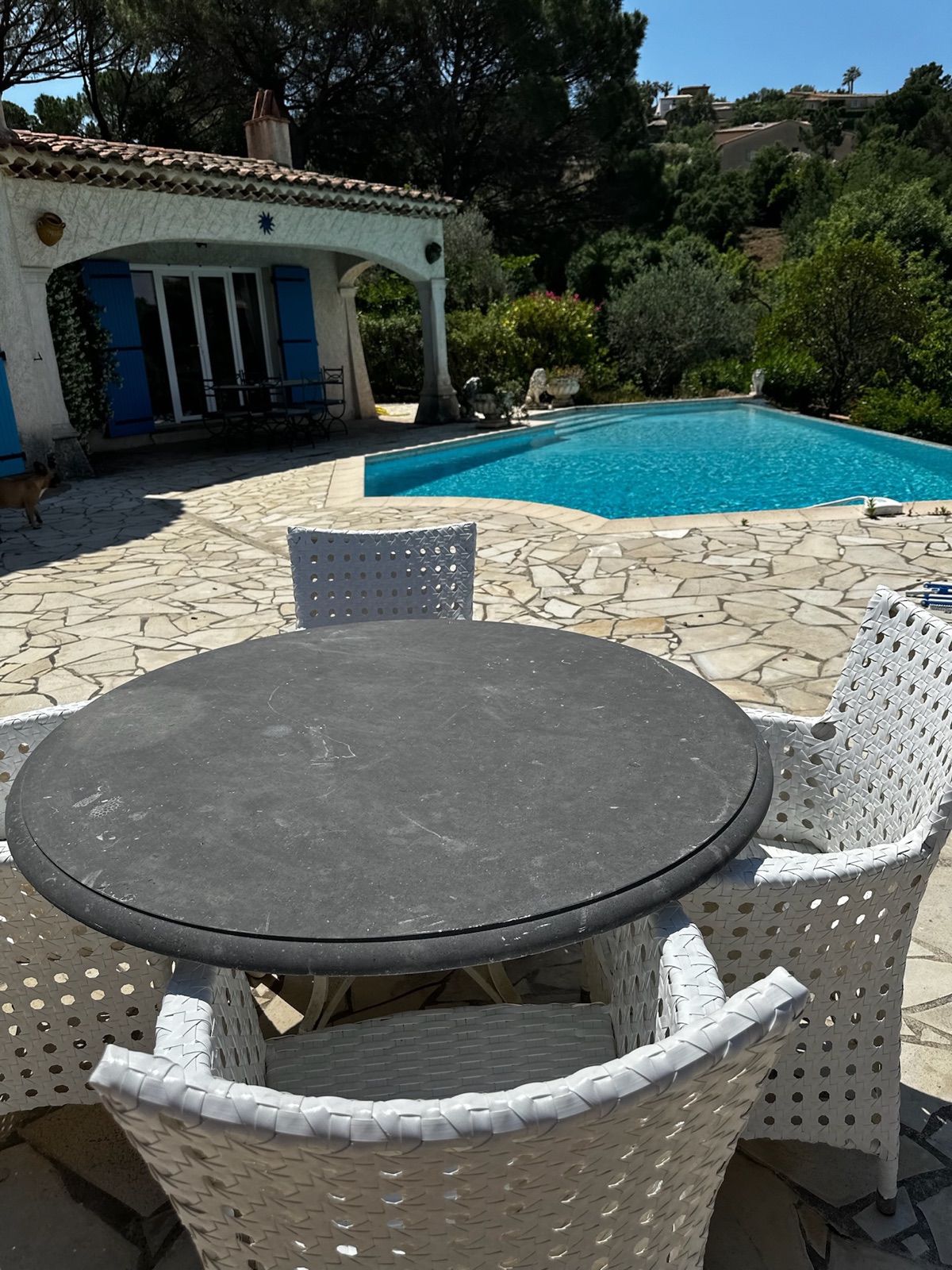 Villa Azur — Der Infinity-Pool in der Sonne, vor dem Haus