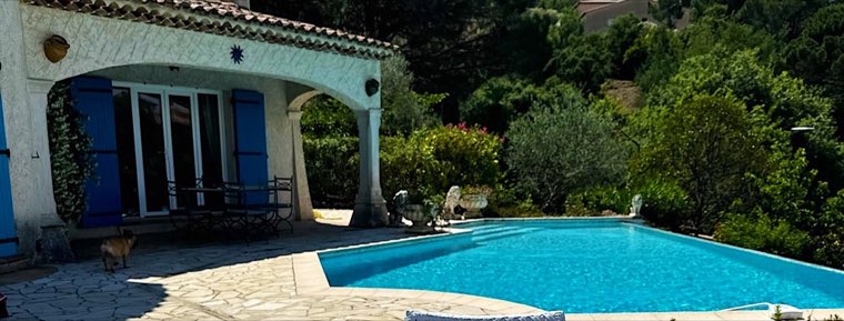 La piscine de la Villa Azur au soleil