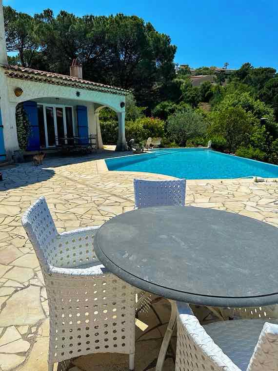 Villa Azur — La table près de la piscine