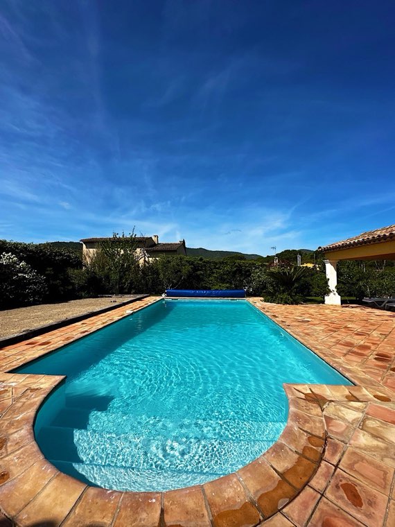 La piscine au soleil