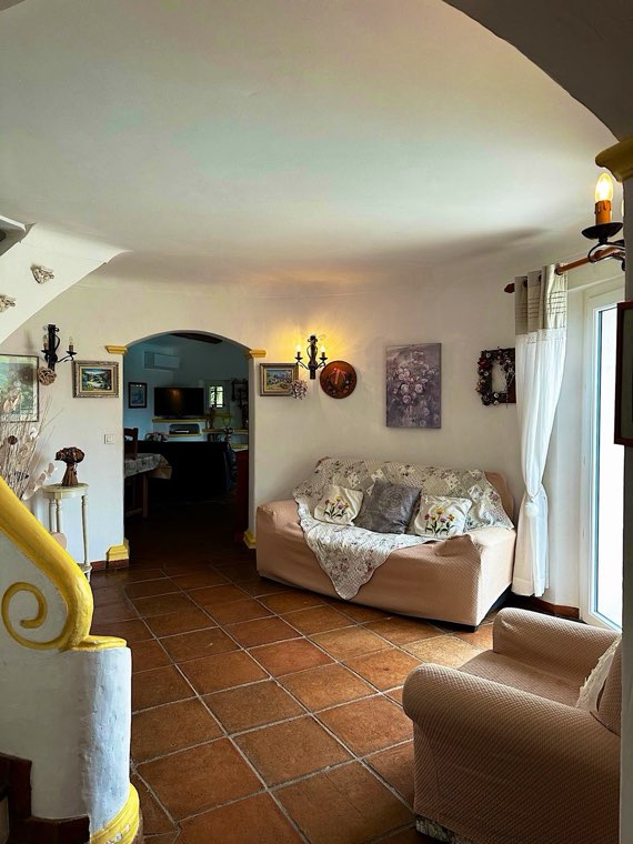 Le salon et l'escalier