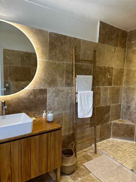 Villa Azur — La salle de bain au miroir rond