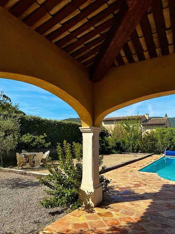 Villa Cigale — La piscine et le terrain de pétanque, vus du pool house