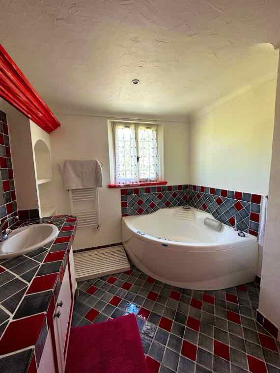 Villa Cigale — La salle de bain avec baignoire balnéo